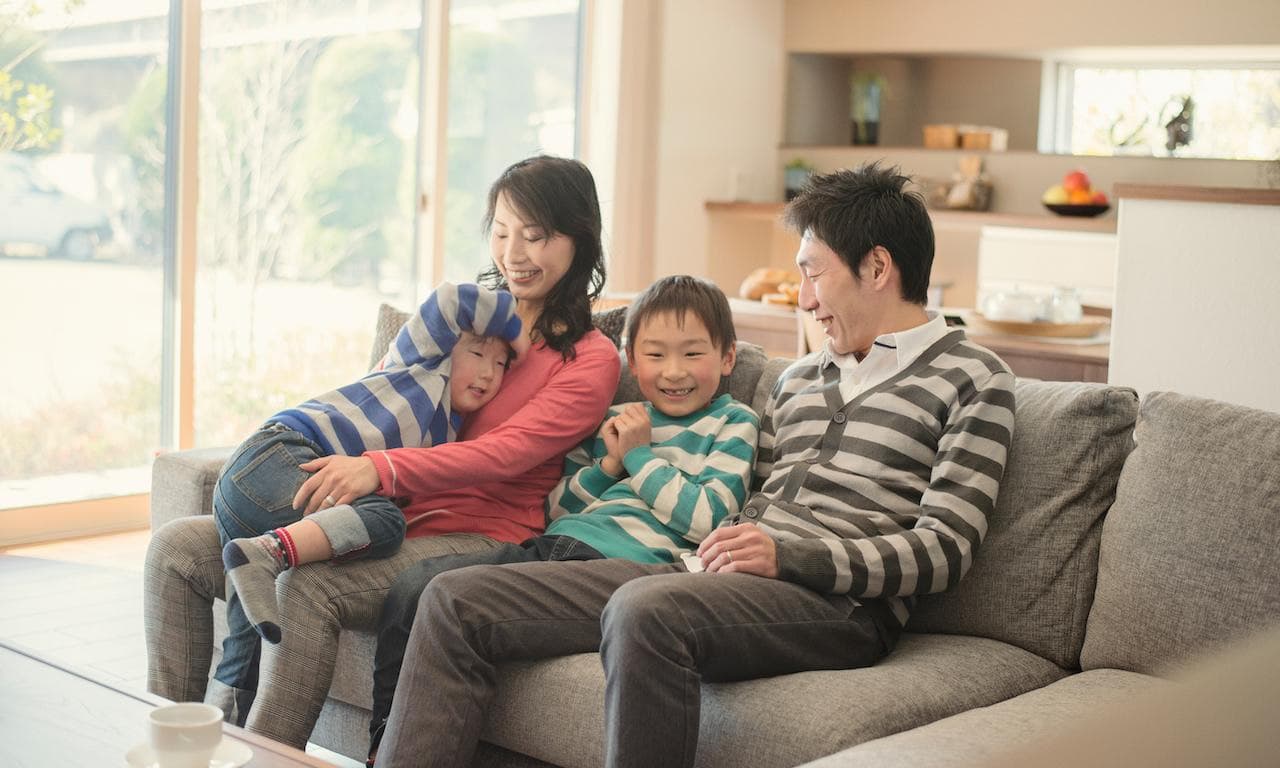 リビングのソファでくつろぐ家族