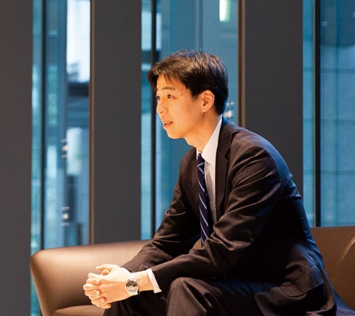 オフィスで取材に答える不動産投資家