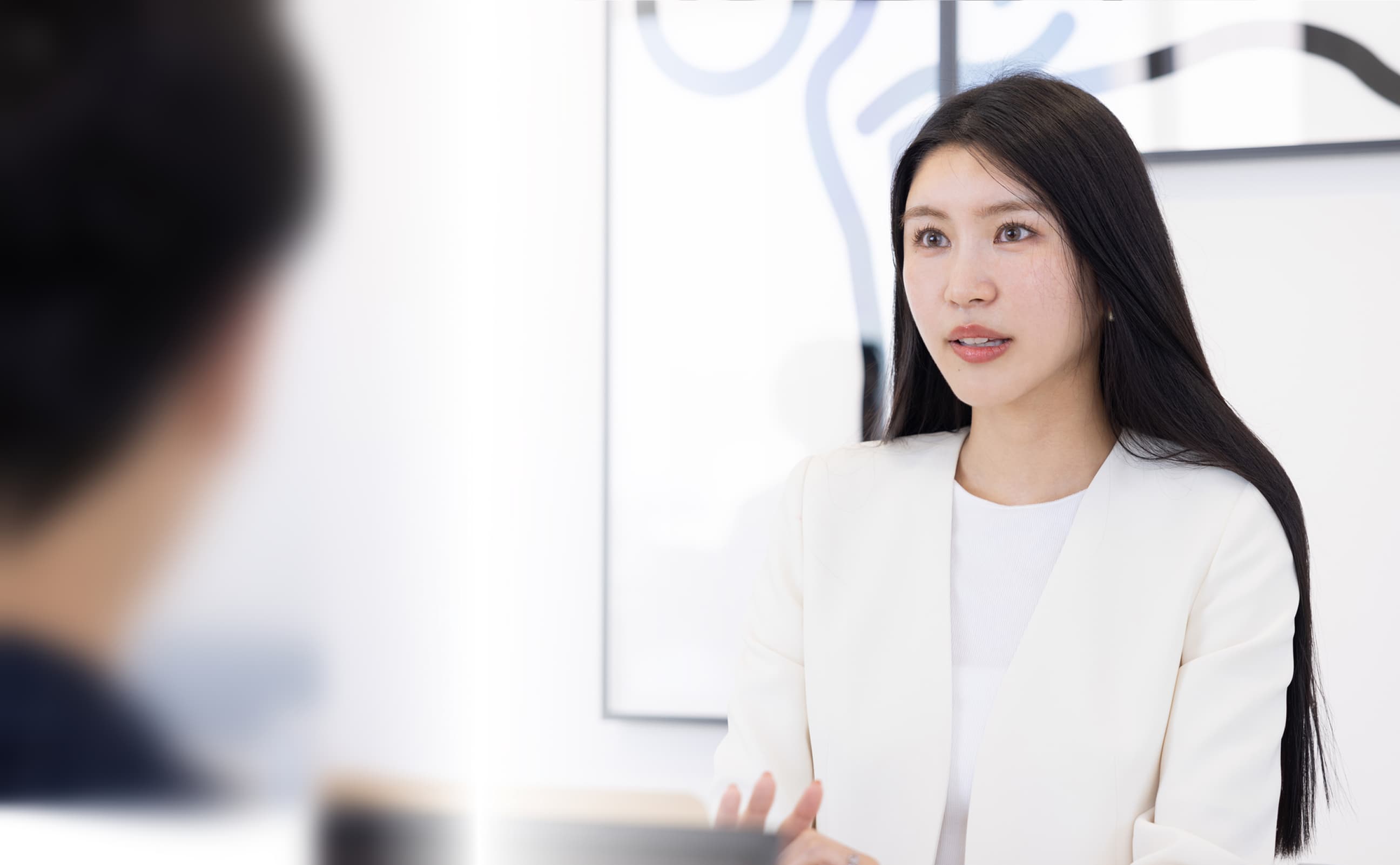 不動産売買について相談するお客様と担当者